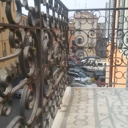 Luminoso In Centro Storico. Apartment Parma